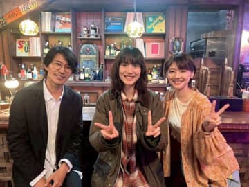 のん、倉科カナ＆藤木直人との３ショットでダブルピース