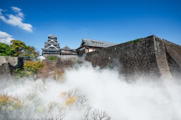 人工雲海が石垣を包み込む幻想的な「雲上の熊本城」