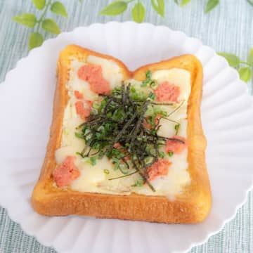 【ダマされたと思って砂糖の代わりに入れてみて】「甘じょっぱくてめちゃウマ！」「家族みんなでハマった！」新感覚の明太マヨフレンチトースト