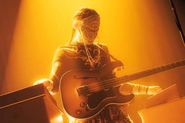ミステリアスな覆面バンド“グラス・ビームス”、初となる単独公演のレポートが到着