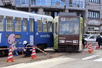 市電同士が接触2人軽傷、函館　左折するはずの電車が交差点直進