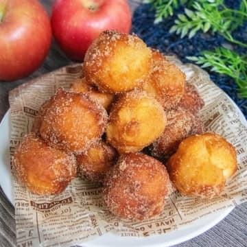 【りんごとホットケーキミックスで試してみて】「手が止まらない」「家族が大喜び！」ふわっふわでたまらん♡簡単りんごのドーナツレシピ