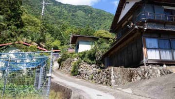 年金月25万円・退職金2,500万円の元公務員夫婦が「山間の古民家」に移住→1年後、訪れた長男が絶句した“両親の現実”
