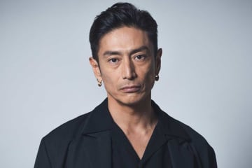 復帰から1年…“激変”話題の伊勢谷友介、イメチェンした最新姿に「渋い」「とてつもなくかっこいい」と反響