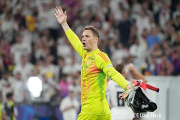 元ドイツ代表GKが日本代表DFに7-0圧勝!? バイエルンGKノイアーが1対1の“ガチンコ勝負”で伊藤洋輝を封殺＆7得点！ 伊藤呆然に｢どう考えてもノイアーが上手すぎるだろ｣