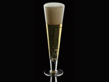イギリスのパブが発祥といわれている甘くて爽快なビールカクテルとは！？【THE カクテルバイブル500】