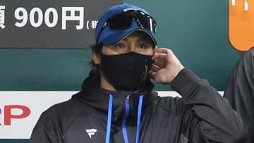 【日本ハム】新庄監督がくじを外すも監督同士で握手　左胸にくじ当て中身確認せず　3度目の指名で明治大学の大川慈英の交渉権