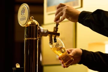 【最高到達点の味わい】　「ヱビスビール 黄金のBAR」が期間限定で開催！山田裕貴らの金言も展示