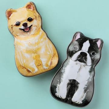 カルディ、おすわりポーズのワンちゃんがかわいい「ミニわんこ缶」発売