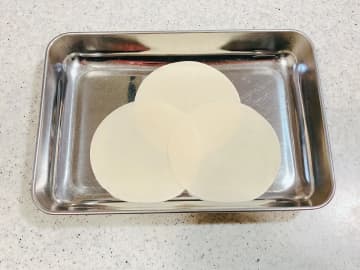 餃子の皮3つで三角形を作って？　まさかの中身に驚きを隠せない