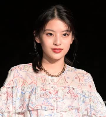 「冬の装いになってる」出口夏希、白いニット姿に反響「天使がいた」「透明感すごい」