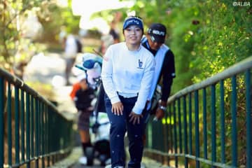 女王候補・佐久間朱莉が今季3度目の首位発進「気持ちよかった」　ショットで決めたイーグルに思わず“バンザイ”！