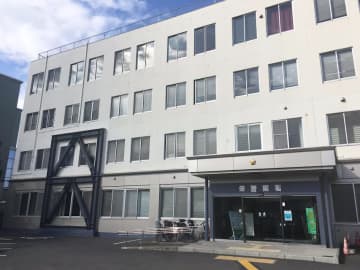 「短いスカート女性に興味」　生徒に成り済まし横浜市内の高校に侵入、盗撮か　容疑の男を逮捕