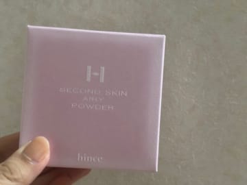 hinceのパウダーは薄付きなのにフィルターかけた肌みたいで粉吹かず！