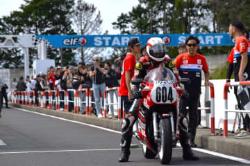 ’86年AMAスーパーバイクマシンを現代によみがえらせたヨシムラGSX-R750が走行！ バイクファン大満足の「ヨシムラミーティング」をレポート