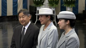 愛子さまが白い花束手向け…沖縄・長崎に続き両陛下と東京都慰霊堂で犠牲者に祈り　戦後80年慰霊の旅