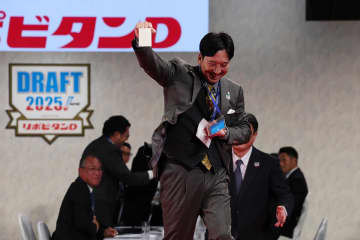 藤川球児監督が「火の玉ストレートの右手」で立石正広を引き当てる　“元阪神監督対決”を制し反響「勝利の女神は微笑んだ」【プロ野球ドラフト会議2025】