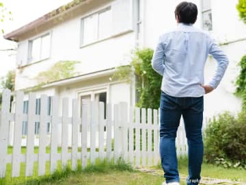 隣家から伸びてきた枝、もう我慢しなくていい？　弁護士が教える合法的に切るための3ステップ