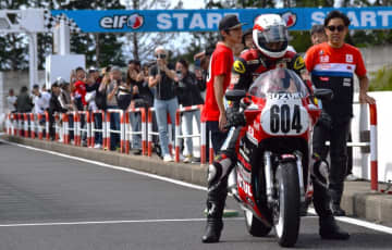 ’86年AMAスーパーバイクマシンを現代によみがえらせたヨシムラGSX-R750が走行！ バイクファン大満足の「ヨシムラミーティング」をレポート