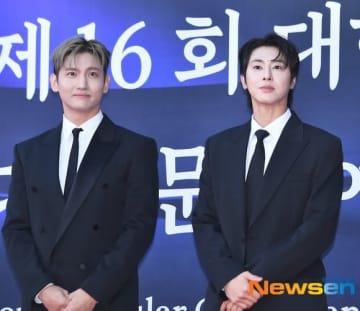 【PHOTO】東方神起「2025大韓民国大衆文化芸術賞」レッドカーペットに登場