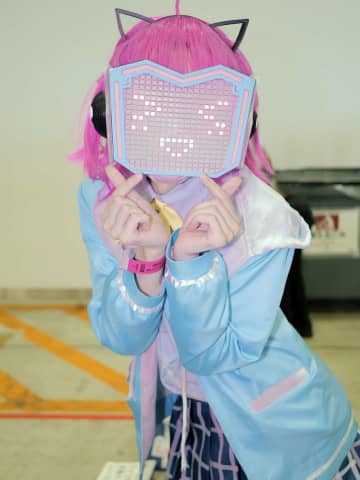 0.1mm単位の誤差をヤスリがけで調整…膨大な労力で作り上げたボードがハイテクの極みな『ラブライブ！』璃奈のコスプレ