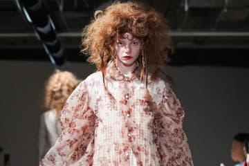 タオ 2025年春夏コレクション - 花に息づく優しさ、逞しさ