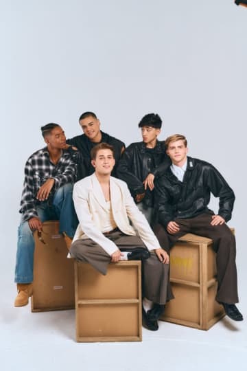 SANTOS BRAVOS、HYBE LATIN AMERICAより「0%」でデビュー　ビジュアライザー公開