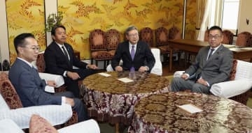 維新・国民民主、政策協力を確認　ガソリン暫定税率廃止や年収の壁