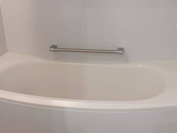 毎日の掃除を最小限に！鏡なし・カウンターなし&吊るせる収納で快適なお風呂空間