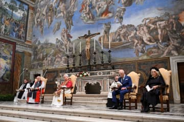 ローマ教皇、英国王と面会　歴史上初の「共に祈り」