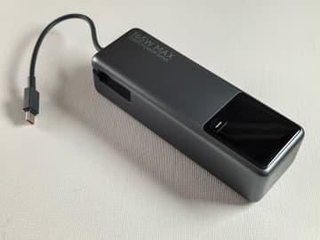 [みんなのケータイ]USBケーブルを忘れても充電できる？ 便利なフィーチャーフォンをドバイで見た
