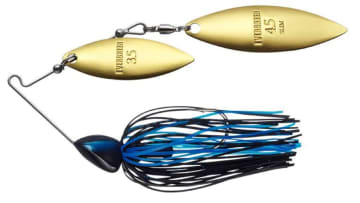 まだまだウィードの多い琵琶湖。ウィードの隙間をストレスなく巻いてくるならこのルアーがオススメ！「巻きの楽しさを味わう最高の時期です」