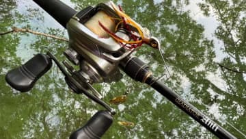 【巻きの秋、到来】数も釣れてサイズも狙える。岸の達人が釣れる“巻き物ルアー”を公開！