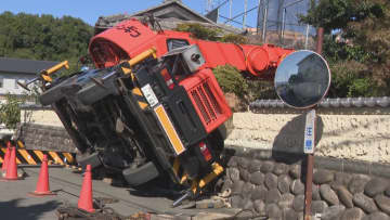 クレーン車が横転しリフォーム工事中の住宅の屋根などを直撃 荷物を吊り上げ中にバランスを崩したか