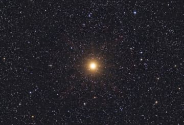 赤色超巨星ベテルギウスの伴星「ベテルバディ」は太陽ほどの大きさしかない、X線観測で判明