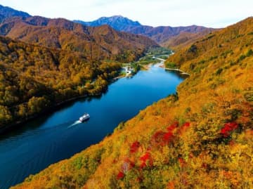 これぞ贅沢！　遊覧船から見る絶景紅葉「奥只見湖」　これからが紅葉の盛り【新潟県魚沼市】