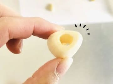 にんにくの芯がするっと取れちゃう！早ワザ2選。一度覚えたらクセになる♡