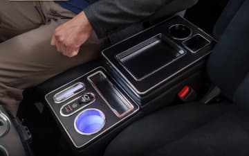 クラフトワークス、デリカD:5用「LEDコンソールボックス」 置くだけで充電と収納がまとめて進化！