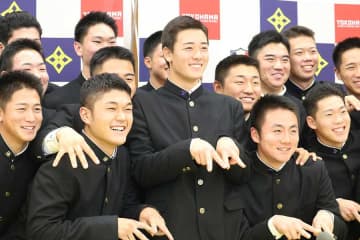 ドラフトCM中に“普段のノリ”　3巡目の指名前、横浜エースの前にいたのは…感じた深い絆