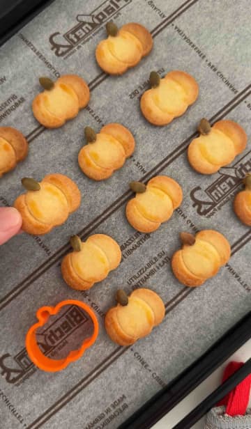 100均の型で簡単！ハロウィンに作りたい「かぼちゃクッキー」レシピ【動画あり】