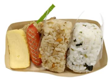 静岡県産舞茸使用のおむすびとわかめおむすびに玉子焼きや赤ウインナーなどのおかずがセットで税込429円! セブン‐イレブンが「舞茸ごはんとわかめの おむすびセット」を発売