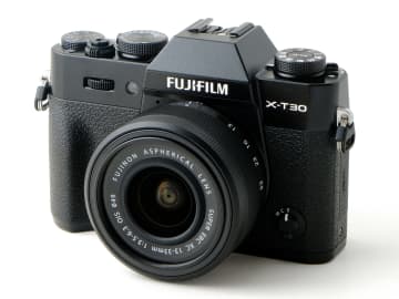 新製品レビュー：FUJIFILM X-T30 III　上位機種なみの装備・機能を小型軽量化　こだわりの操作感と20種類のフィルムシミュレーションも