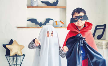 100円めがねに画用紙を貼るだけ！ ハロウィンはドラキュラ伯爵に変身「 めがねとマント」の作り方