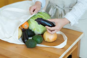 「また値上がりしてる…」物価高騰にあえぐ40代主婦が発見、“捨てていたもの”を有効活用した意外な食費節約術【読者体験談】