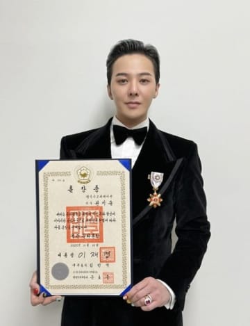 「BIGBANGのメンバーたちとこの栄誉を分かち合いたい」G-DRAGON、玉冠文化勲章を受章