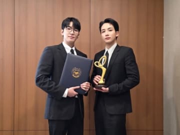 代表受賞は兵役中のアノ2人！SEVENTEEN、韓国最高権威の「大衆文化芸術賞」で“大統領表彰”に輝く