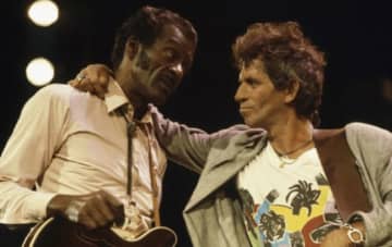 チャック・ベリー生誕100年記念映画、キース・リチャーズ、ジミ・ヘンドリックス、ポール・マッカートニーらと映るダックウォーク姿の場面写真公開