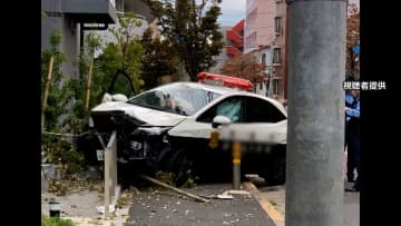 パトカーが歩道乗り上げ街路樹衝突し大破「事故を起こしてしまいました」警察官2人乗車もけが人なし　東京・江戸川区