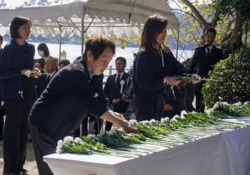 毒ガス後遺症の死者を慰霊　広島・大久野島で製造