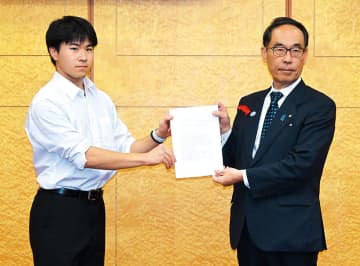 知事に要望書提出　埼玉県立高校共学化についての意見聴取会　別学望む生徒ら　「生徒の多くが別学維持を望んでいる。県教育委員会の共学化推進に納得の理由が得られない」